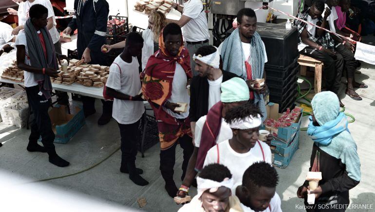 Fotografía cedida por la ONG &quot;SOS Mediterranee&quot; que muestra a varios de los 629 inmigrantes rescatados a bordo del barco &quot;Aquarius&quot; en el Méditerráneo hoy, 12 de junio del 2018