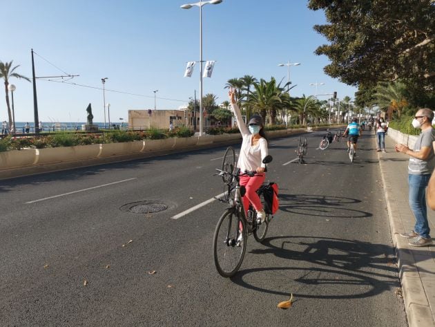 Imagen de la concentración &quot;Carril Bici por un día&quot; este domingo en la Avenida Juan Bautista Lafora