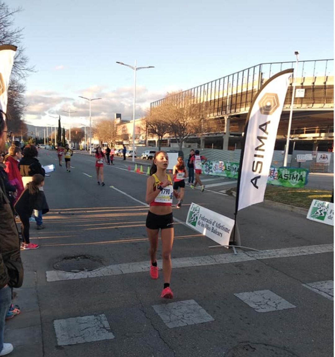 Lucía Riera entrando en meta en el campeonato de Baleares