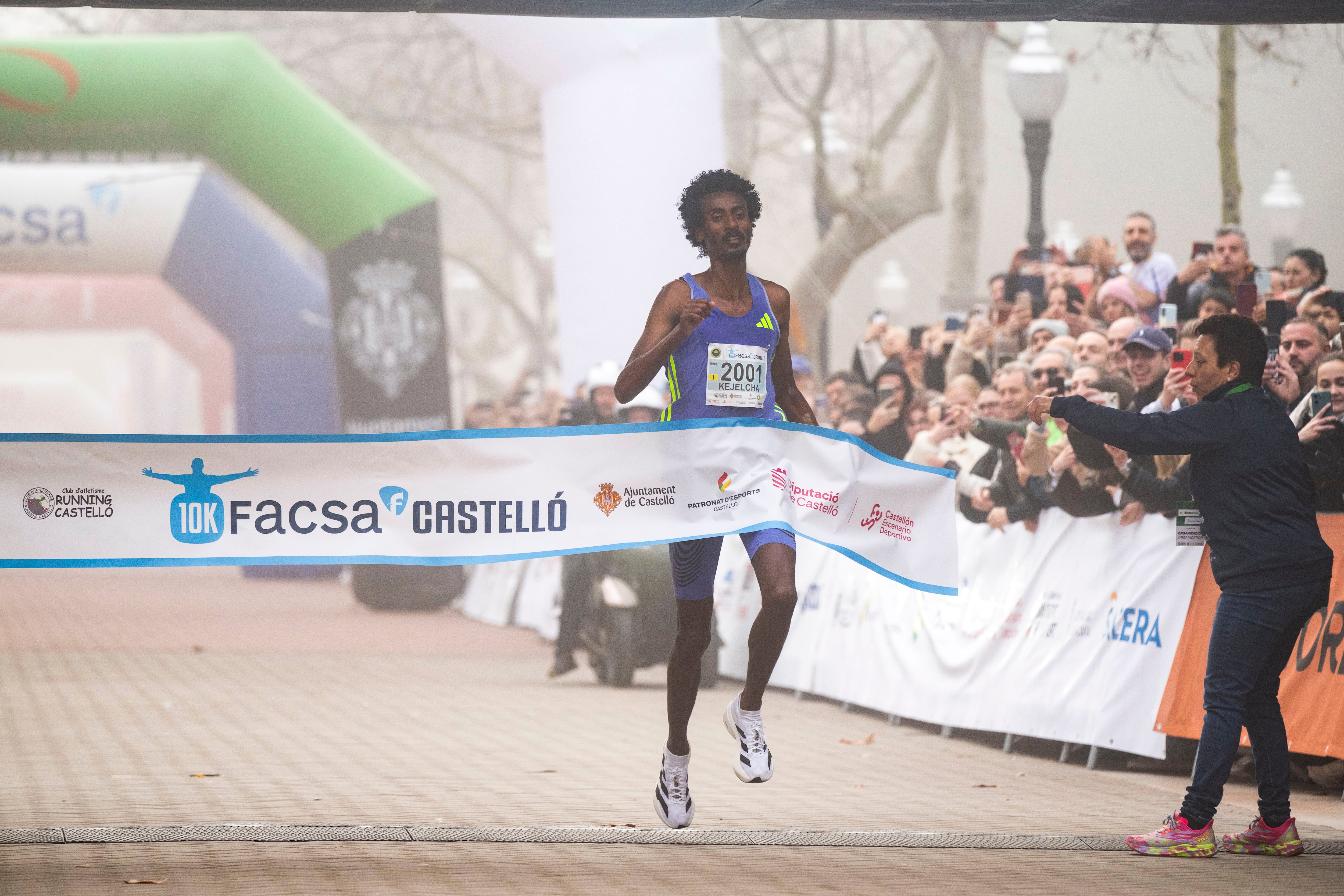 GRAFCVA5501. CASTELLÓ, 16/02/2025.- El atleta etíope Yomif Kejelcha se ha impuesto en la 10K Facsa Castelló con la segunda mejor marca mundial de la historia con un tiempo de 26:31 minutos, a seis segundos del récord del mundo y que supone también la mejor marca del año. EFE/Andreu Esteban
