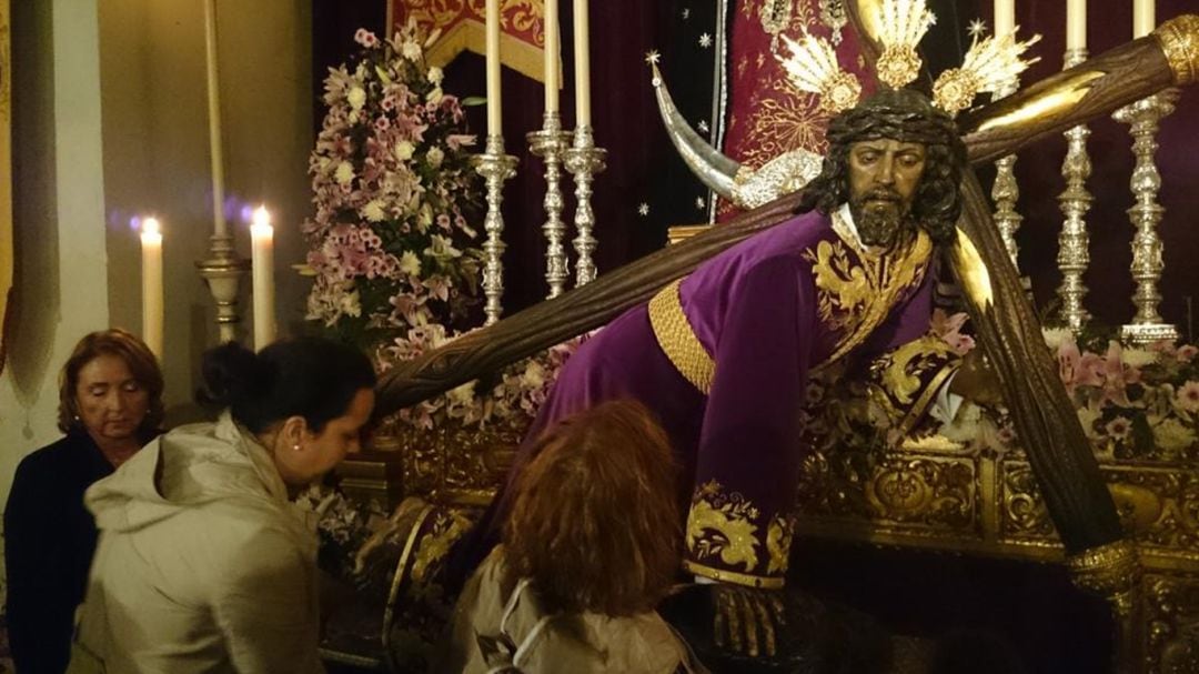 Besapiés a Nuestro Padre Jesús de las Tres Caídas