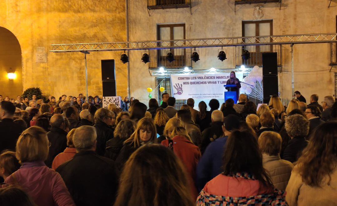 Un instante de la concentración de ayer en la Plaza de Baix