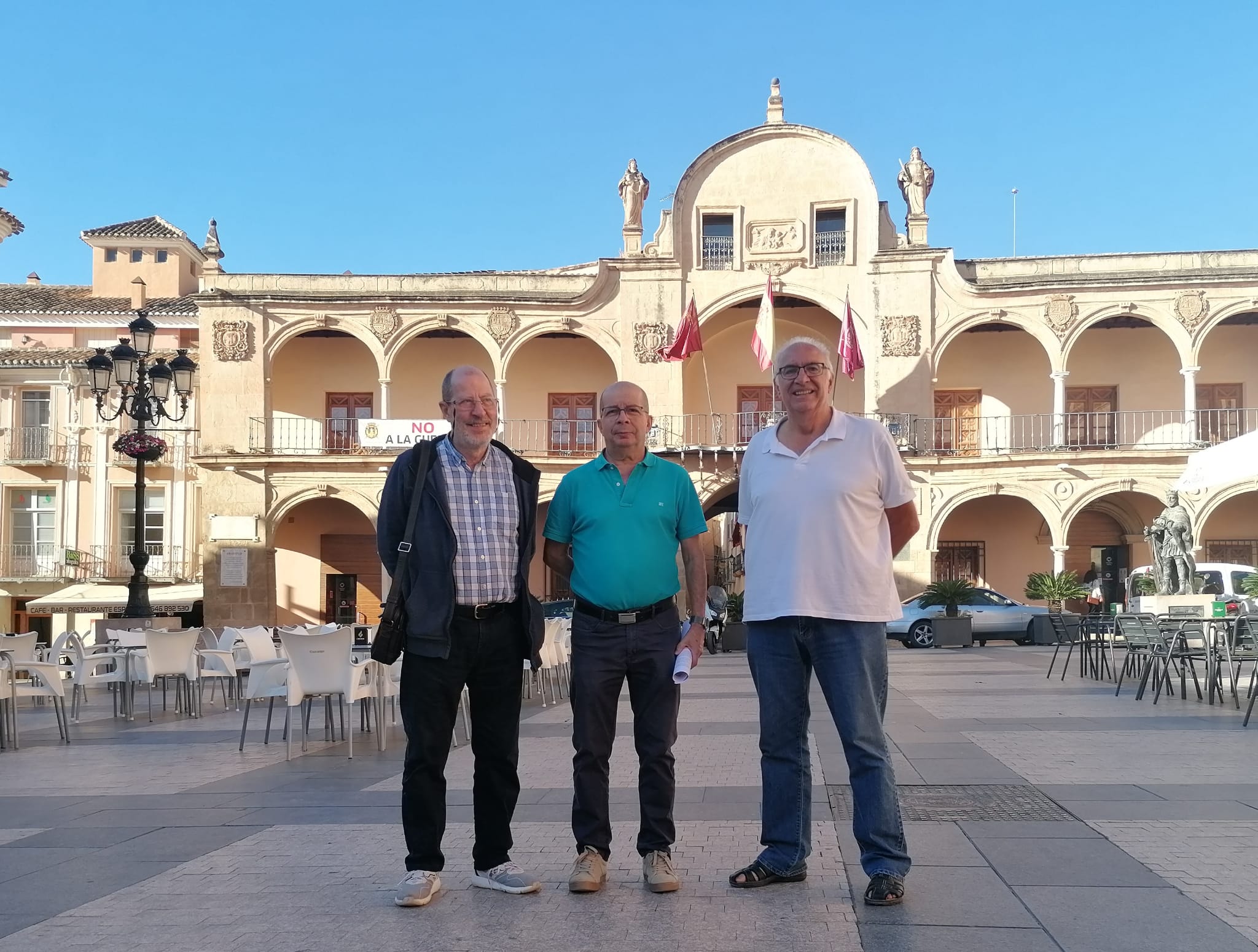 Enrique González junto a otros dos militantes de izquierda unida en la Plaza de España de Lorca