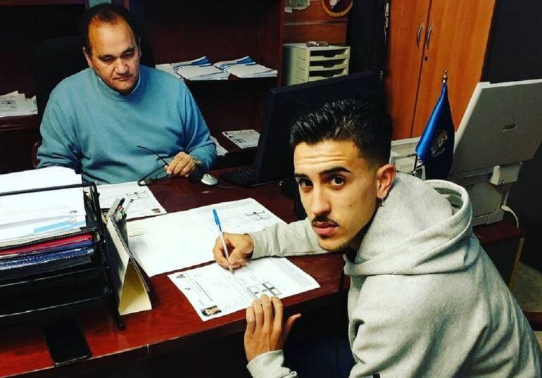 Carrasco estampando su contrato con el Xerez CD