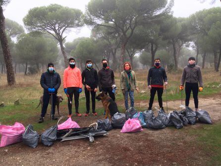 &#039;Toreros y Amigos del Pinar de Antequera&#039; tras finalizar la recogida