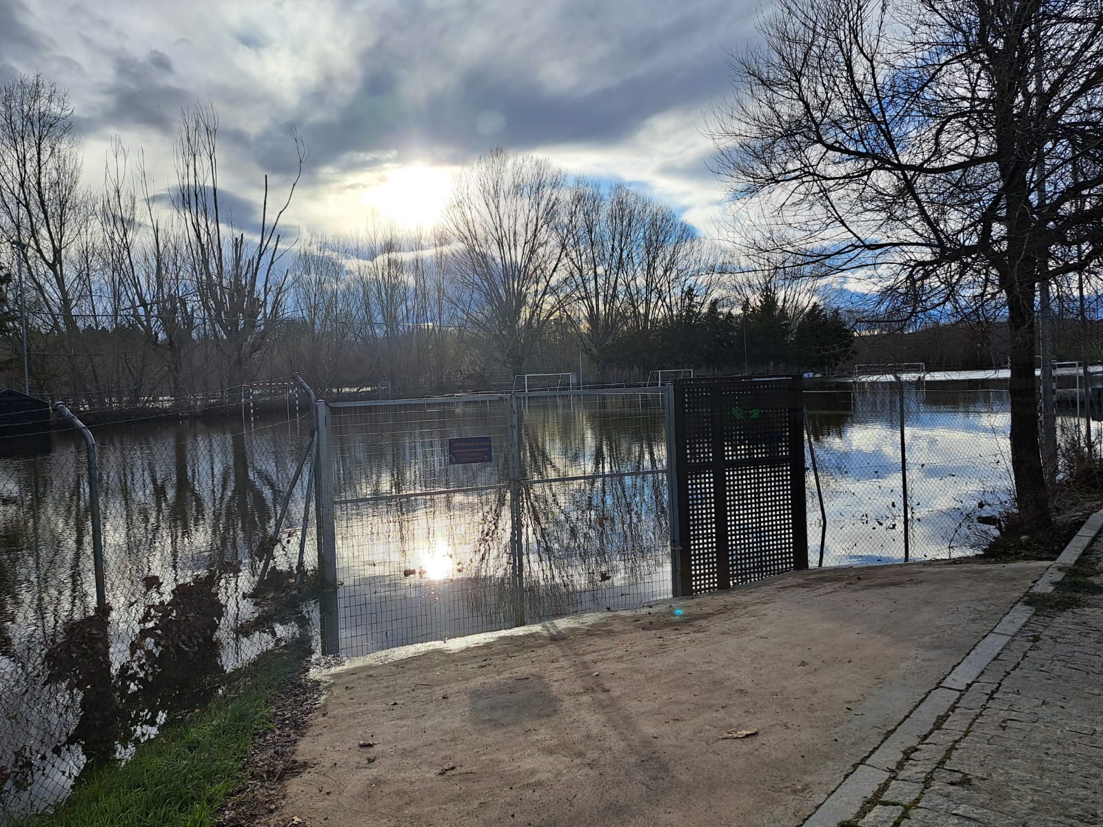 Imágenes del río Adaja desbordado