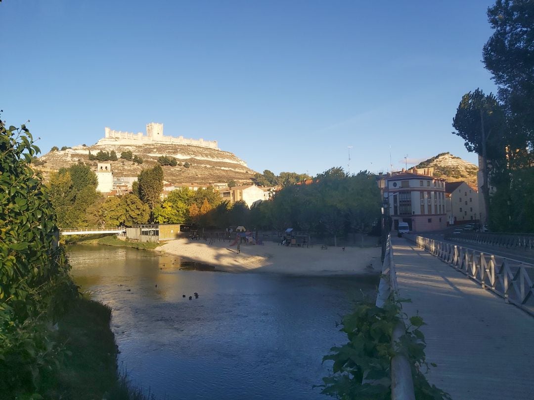 El Duratón, a su paso por Peñafiel con el castillo de fondo