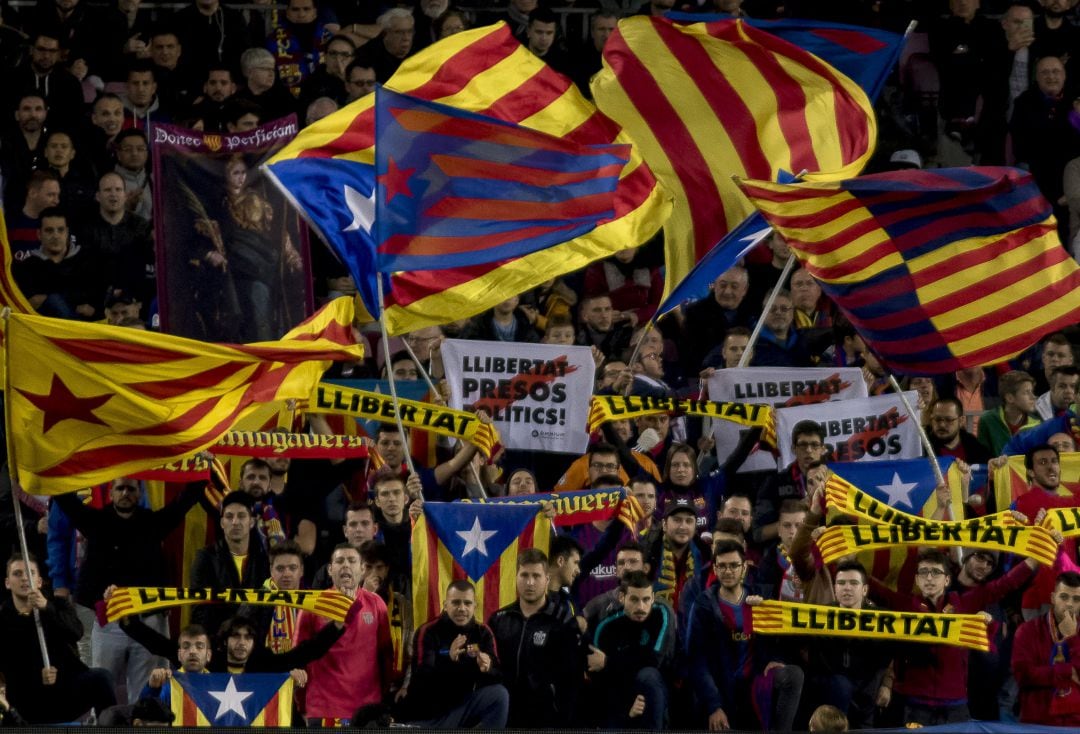 Banderas esteladas y apoyos a los políticos encarcelados en el Camp Nou