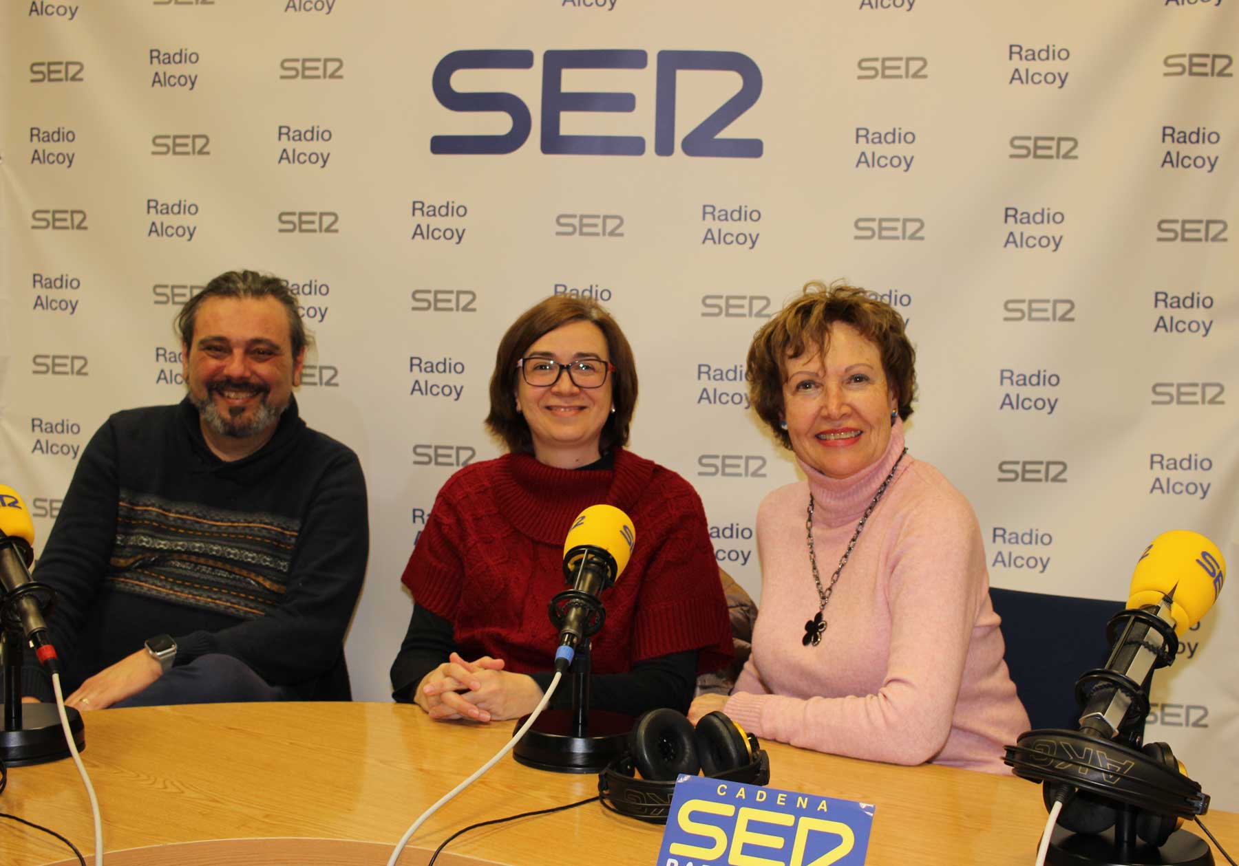 Joel García, Silvia Borrell i Juana Plaza, en l&#039;estudi central de Radio Alcoy
