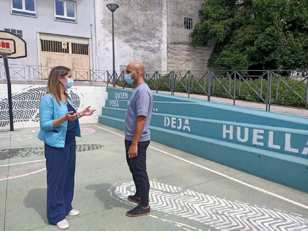 Lara Méndez e Mauricio Repetto na pista de baloncesto de Río Mandeo