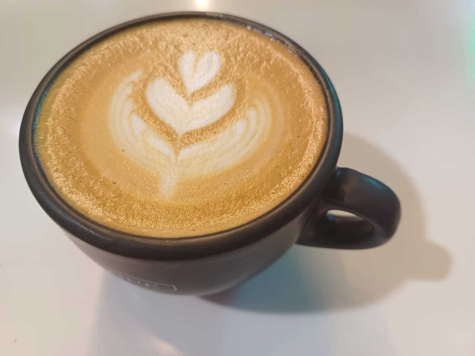 El mejor café con leche de España, preparado por Karlos Calvo.