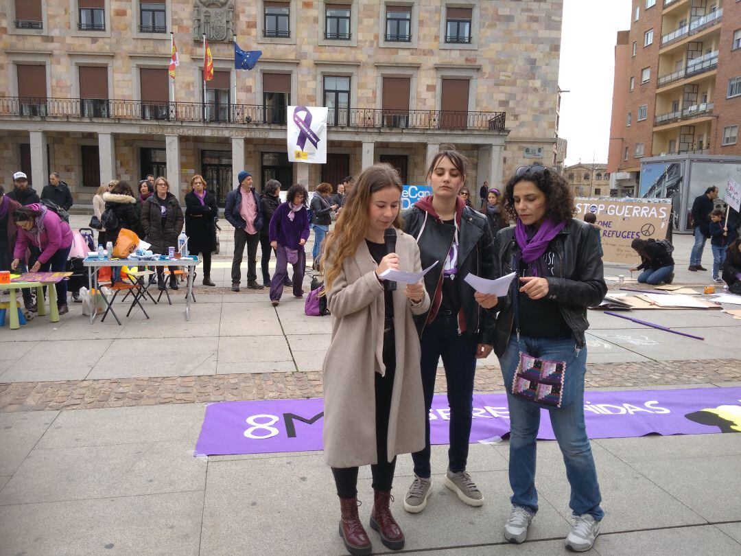 Lectura del manifiesto con motivo del Dia Internacional de la Mujer