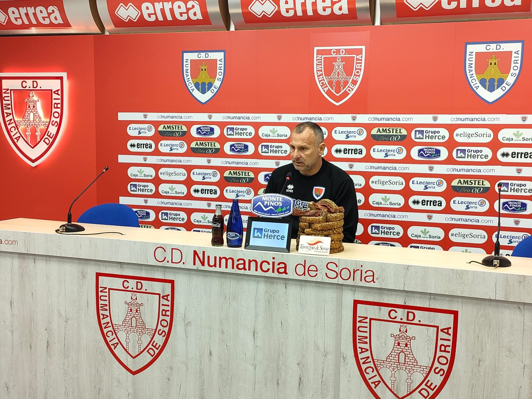 Javi Moreno, entrenador del Numancia, en rueda de prensa.