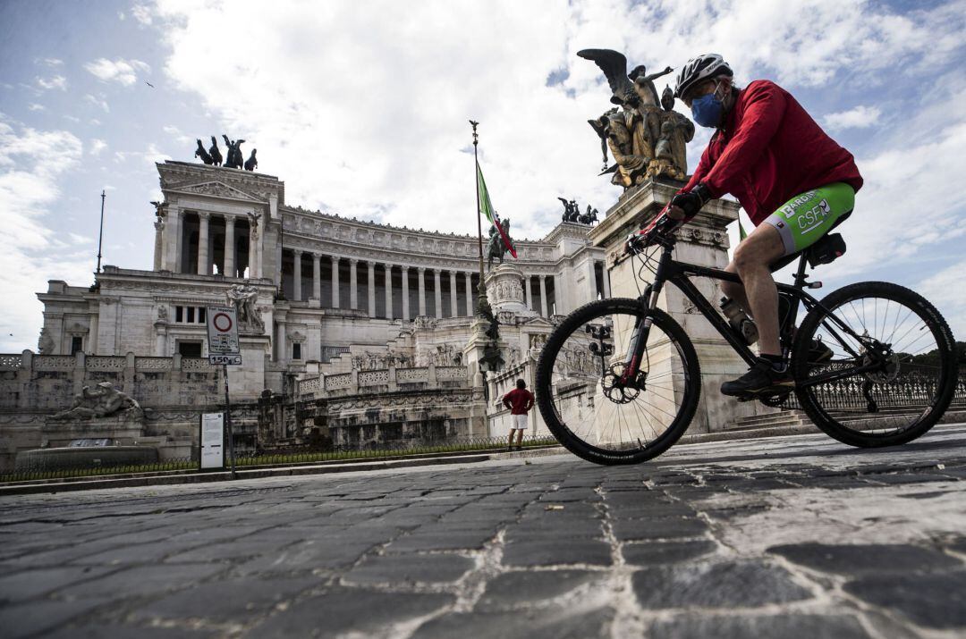Un ciclista en Roma.