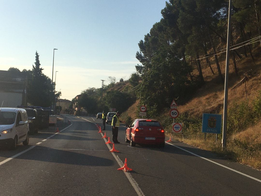 Control en el acceso a Funes por la carretera de Peralta