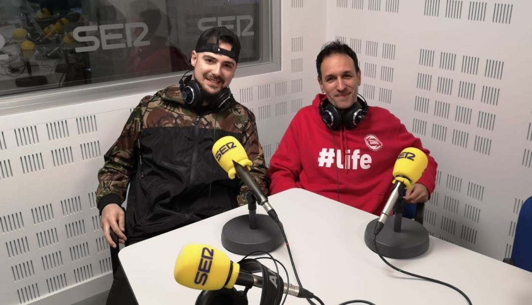 Manu Rivera (i), aka Dasel, y Fermín López Nevado, alias Cracksound, en los estudios de SER Puertollano