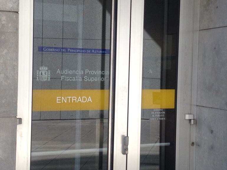 Puerta de Acceso a la Fiscalía Superior en el Palacio de Justicia de Oviedo