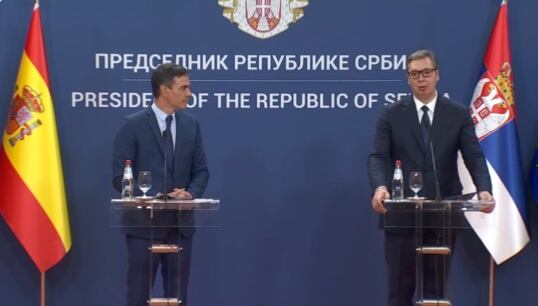 El presidente del Gobierno, Pedro Sánchez (izq) junto al presidente de Serbia, Aleksandar Vucic (dcha).