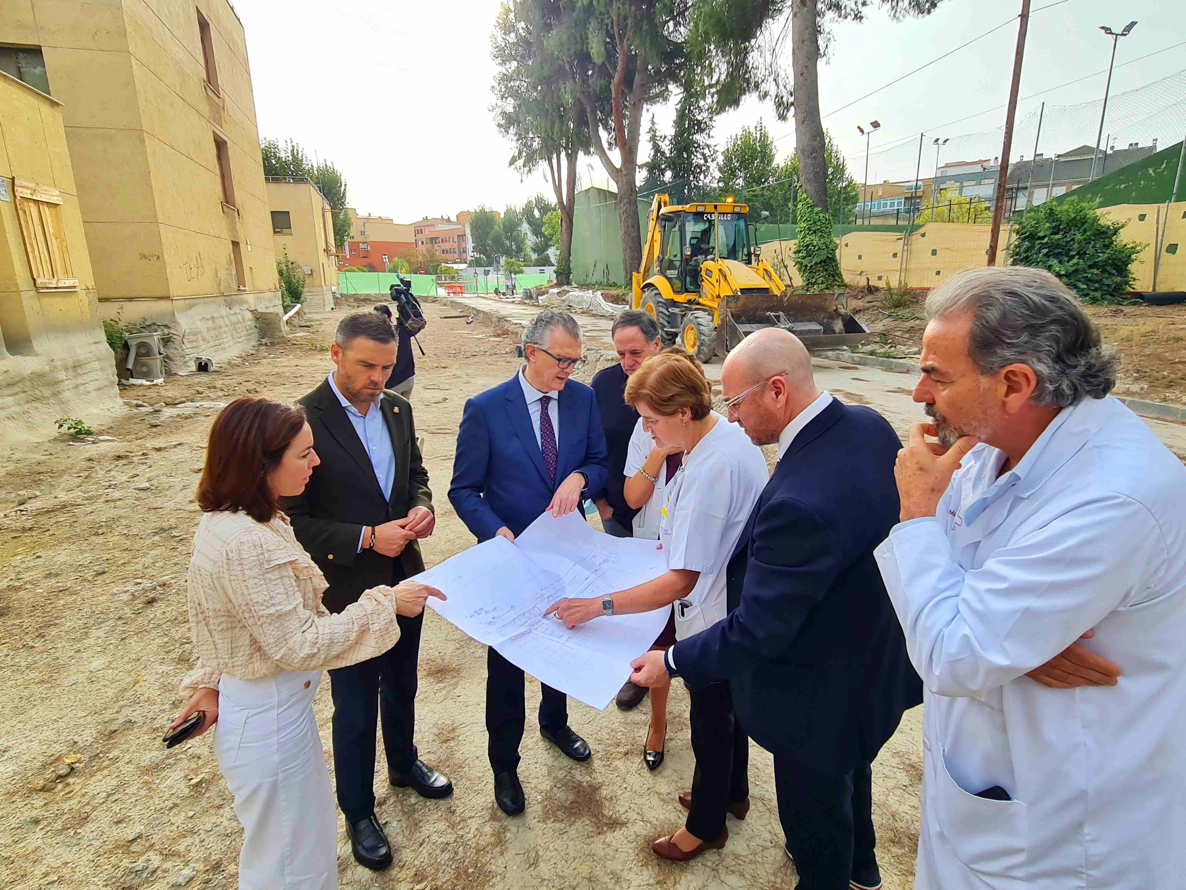 El consejero y el alcalde en su visita a las obras del Hospital Comarcal del Noroeste