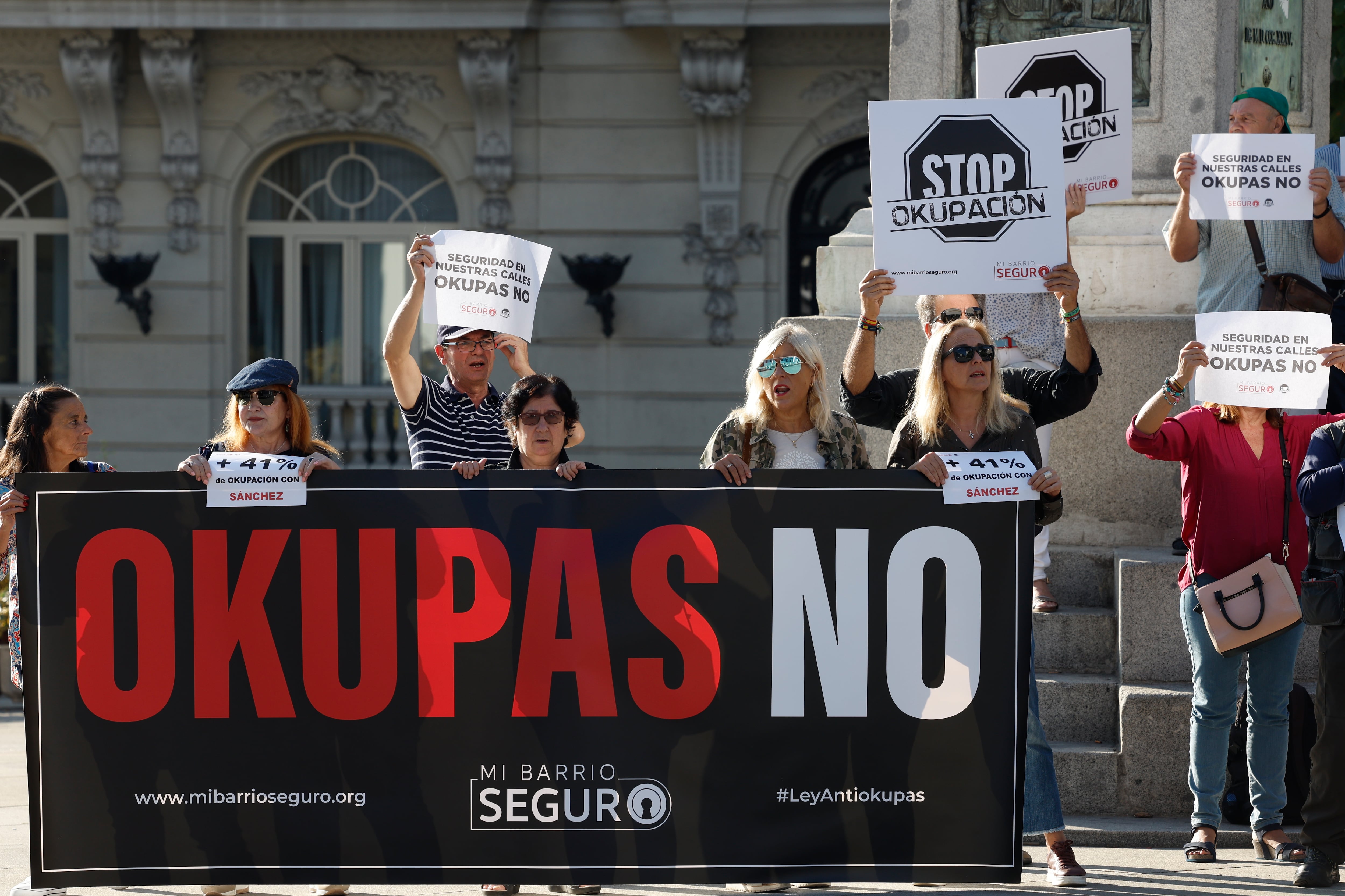 GRAF1603. MADRID, 22/09/2022.- Manifestantes protestan ante el Congreso de los Diputados en Madrid en contra de la okupación y en apoyo a una ley antiokupa, este jueves. EFE/ J.J. Guillen
