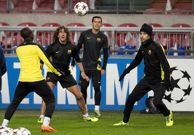 Los jugadores del F.C. Barcelona, durante un entrenamiento de su equipo en el Ámsterdam Arena.