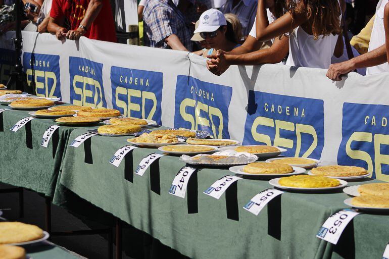 Vista de algunas de las tortillas presentadas el verano pasado en el tradicional concurso de Hoy por Hoy Gipuzkoa.