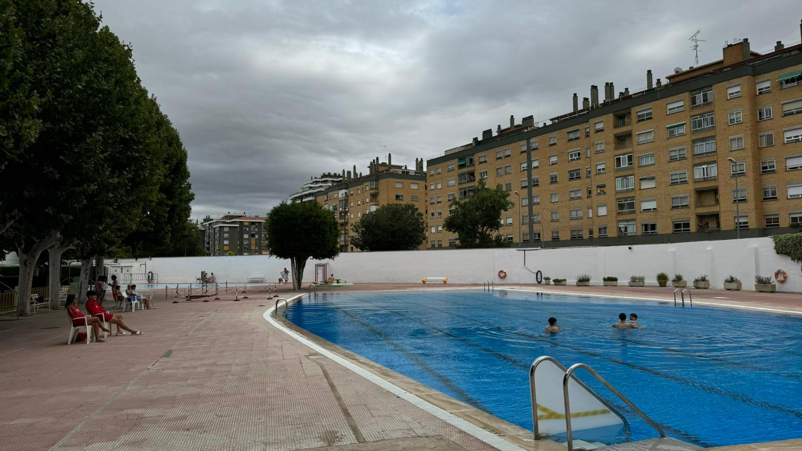 Vuelven los bañistas a la piscina de San Jorge