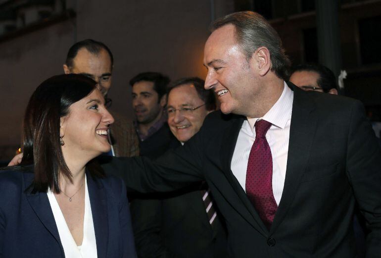 GRA381. VALENCIA, 05/03/2015.- El president de la Generalitat y del PP valenciano, Alberto Fabra (d), junto a la consejera Portavoz y titular de Educación y Cultura, María José Catalá (i), a su llegada hoy a la sede del PP, para asistir a un acto conmemorativo del Día Internacional de la Mujer, donde ha anunciado que será el candidato de su partido a la Presidencia de la Generalitat en las elecciones del 24 de mayo, y Rita Barberá será, además de candidata a la alcaldía de Valencia, número dos de la lista autonómica. EFE/Juan Carlos Cárdenas