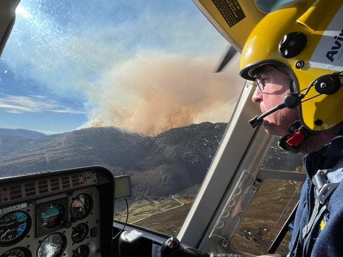 El helicóptero del 112 sobrevolando uno de los incendios activos.