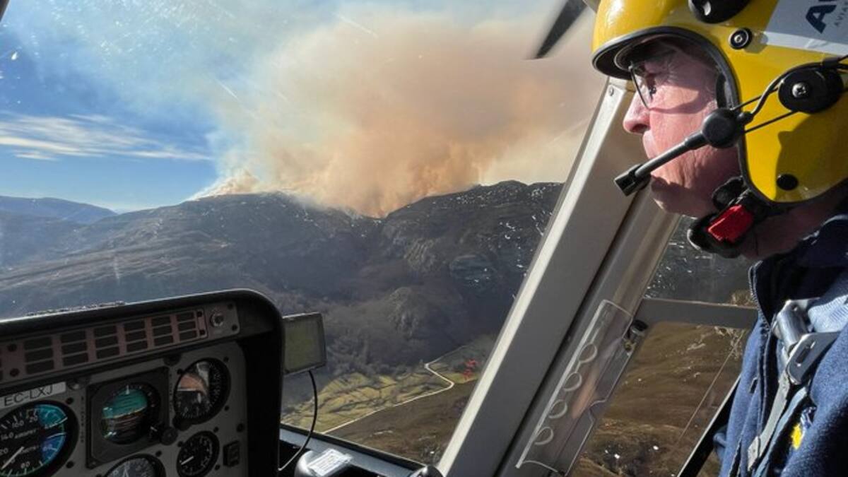 Cantabria tiene dos incendios activos en zonas inaccesibles de Vega de Pas y Selaya