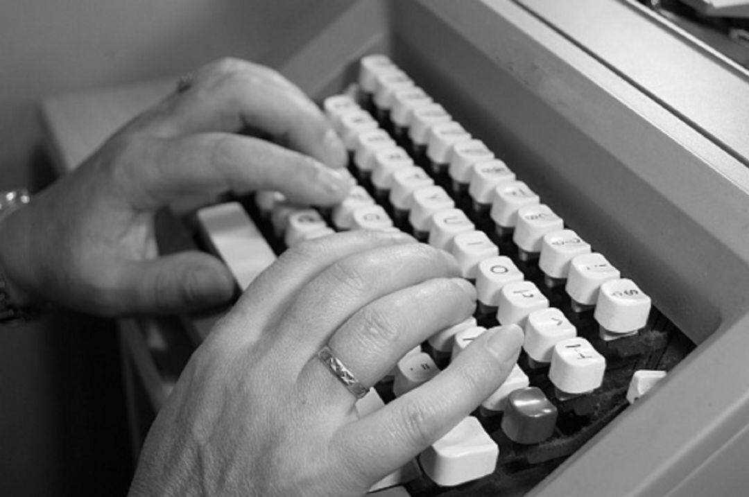 Mujer usando una máquina de escribir