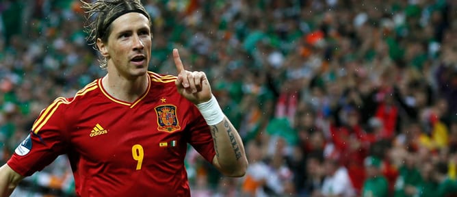 Fernando Torres celebra un gol con España