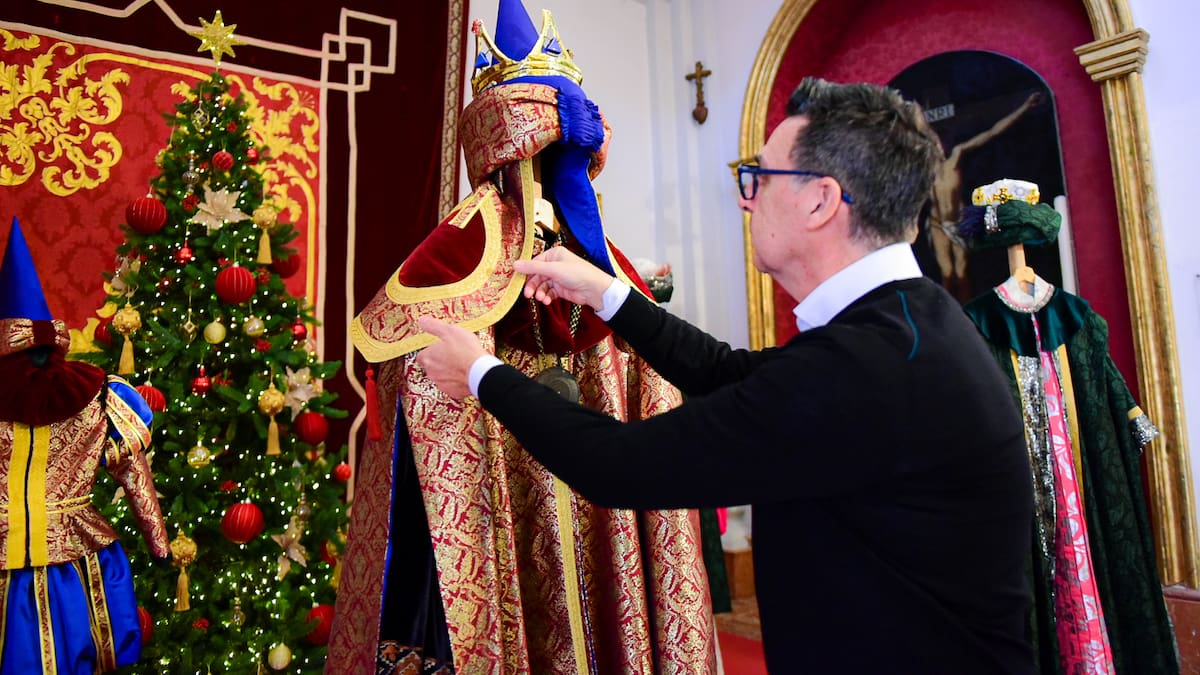 Los trajes de los Reyes Magos se exponen en la Agrupación de Cofradías