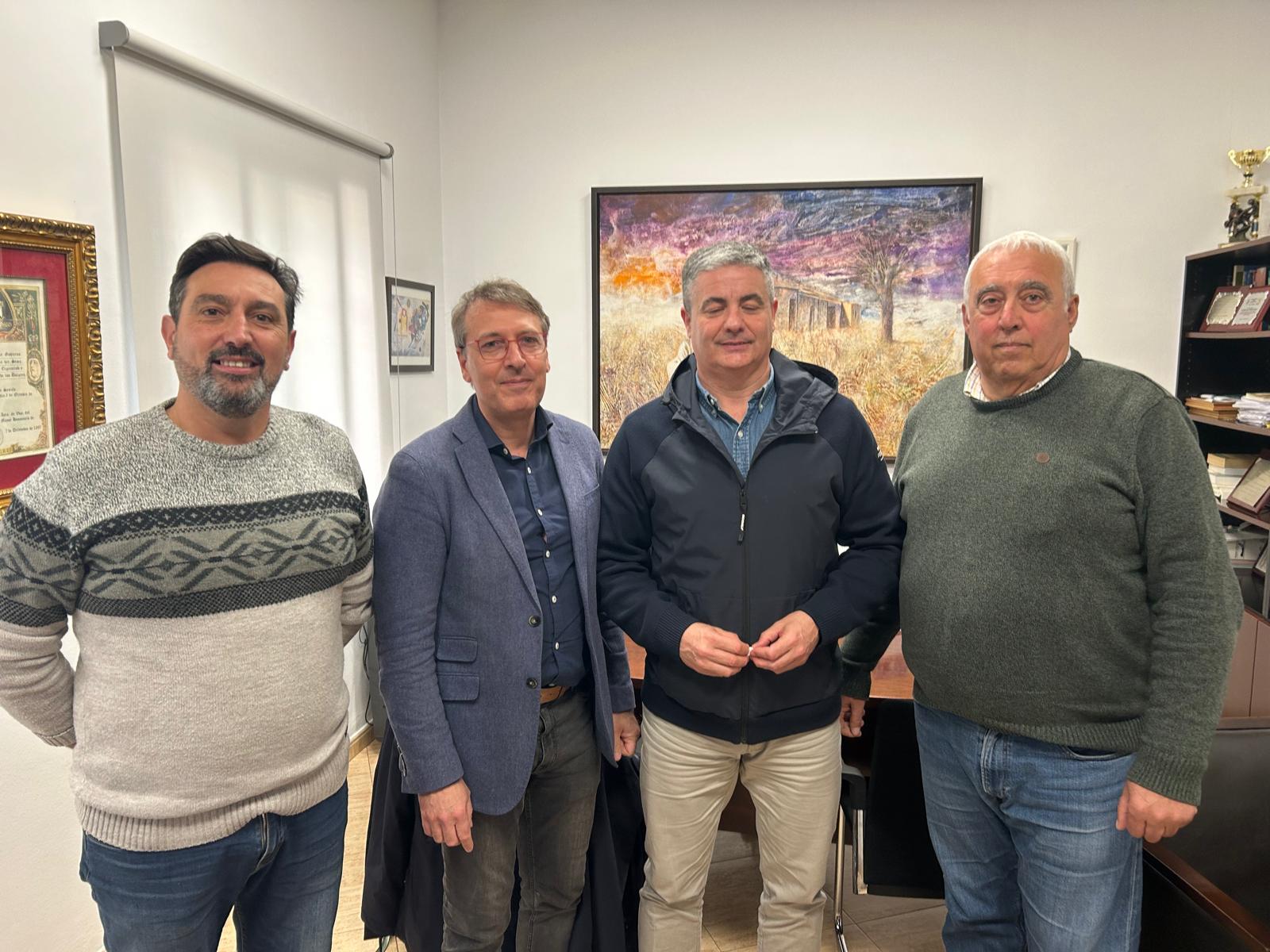 Momento del reciente encuentro con el director general de San Benedetto, Ricardo Cianfanelli con el alcalde de Villanueva del Trabuco, Juan Luis Gallardo