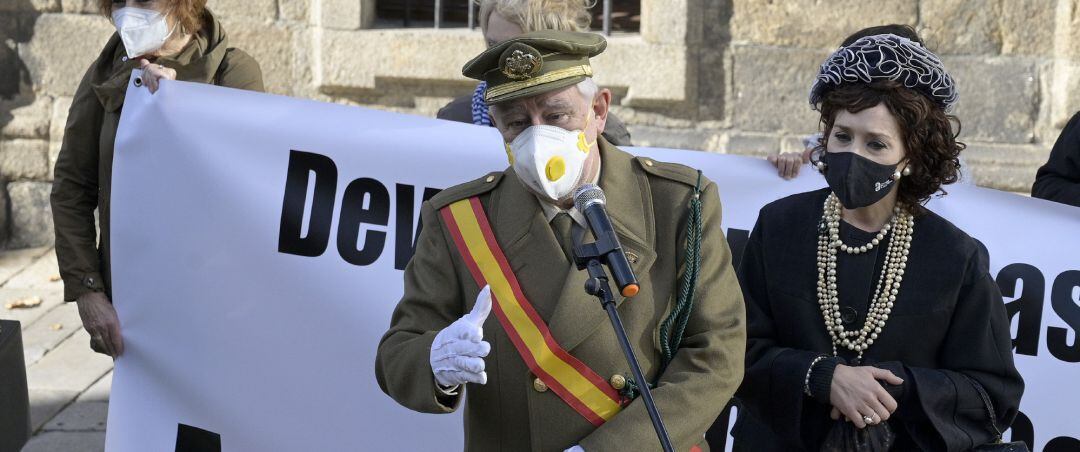 El actor Fernando Morán, quien se han puesto en la piel de Francisco Franco, interviene en la marcha cívica para pedir la &quot;devolución&quot; al patrimonio público de la Casa Cornide, en manos de la familia Franco, en A Coruña