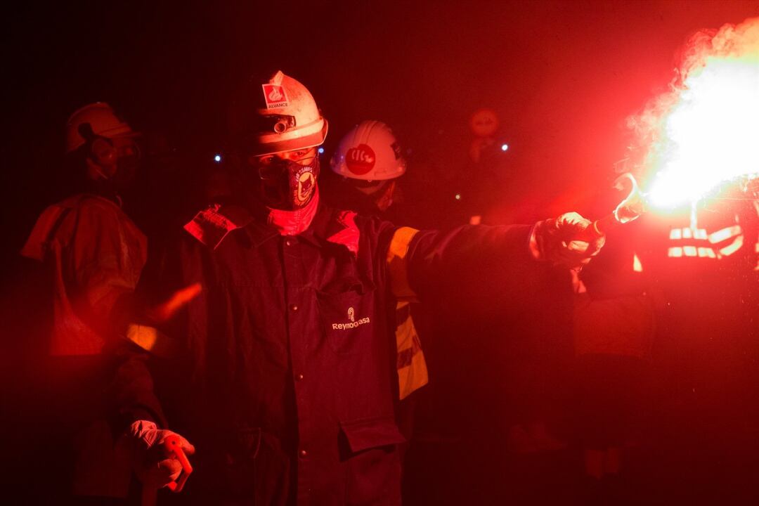 Archivo - Un trabajador de la fábrica sostiene una bengala durante un velatorio nocturno simbólico convocado por la fábrica de Alcoa, en  en San Cibrao, A Mariña, Lugo, Galicia (España), a 28 de noviembre de 2020. La concentración se produce como signo de