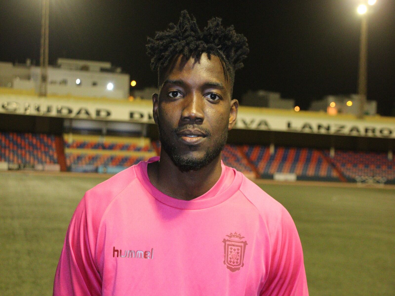 El nuevo jugador de la UD Lanzarote, Bangoura, en uno de los entrenamientos rojillos.