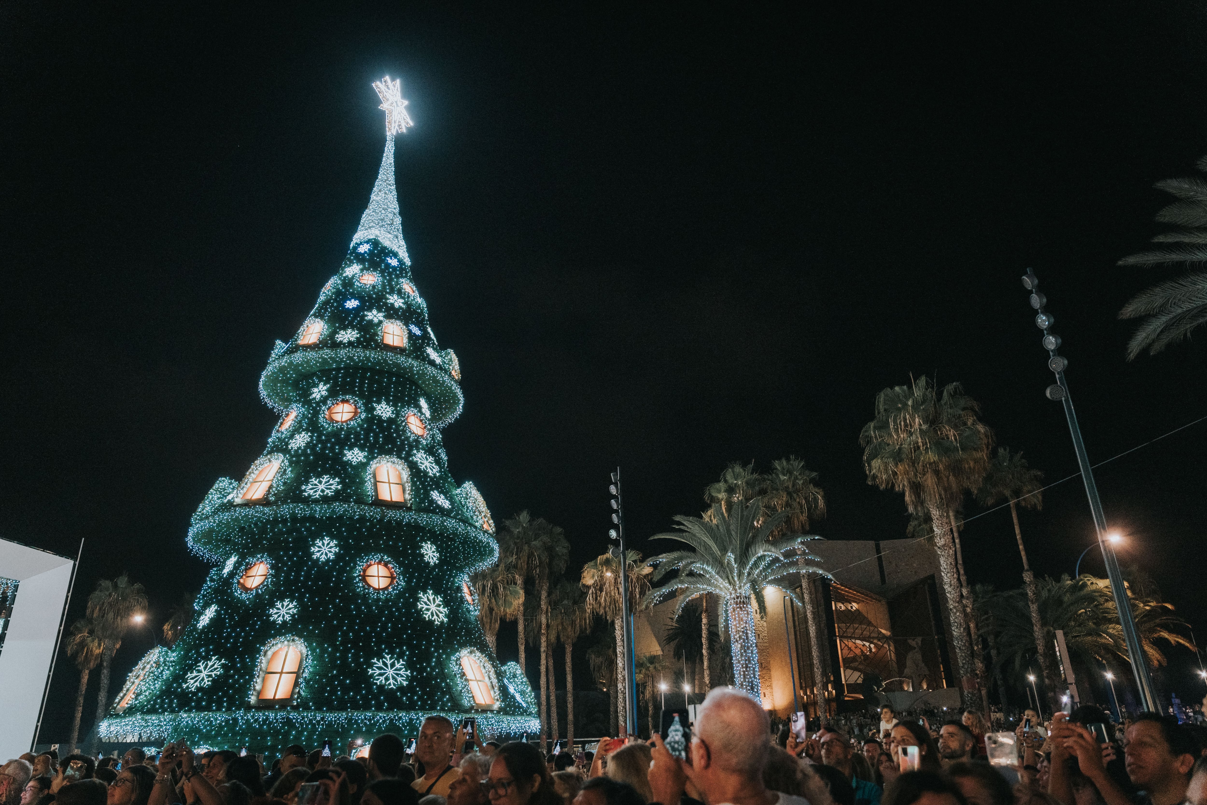 El Centro Comercial Las Arenas ilumina su tradicional árbol de Navidad
