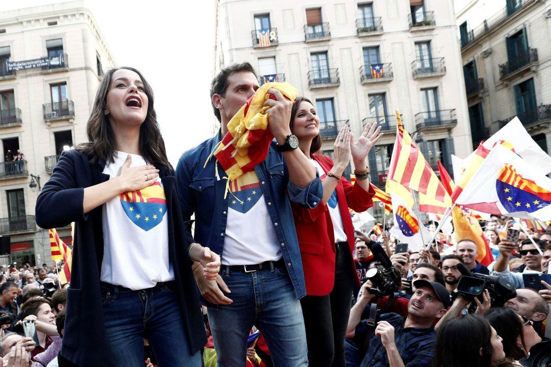 El presidente de Ciudadanos, Albert Rivera, junto a la portavoz parlamentaria del partido, Inés Arrimadas (i), y la portavoz en el Parlament de Cataluña, Lorena Roldán (d), durante un acto en Barcelona.