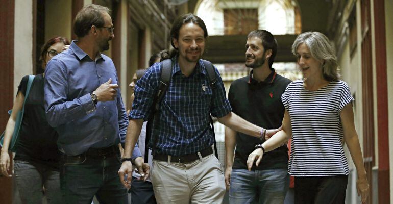 GRA058. BARCELONA, 26/06/15.- El secretario general de Podemos, Pablo Iglesias (c), flanqueado por los coordinadores nacionales de ICV, Joan Herrera (i) y Dolors Camats (d), tras reunirse en Barcelona para negociar la fórmula electoral para ir juntos a las autonómicas del 27S y a las generales. EFE/Alejandro García