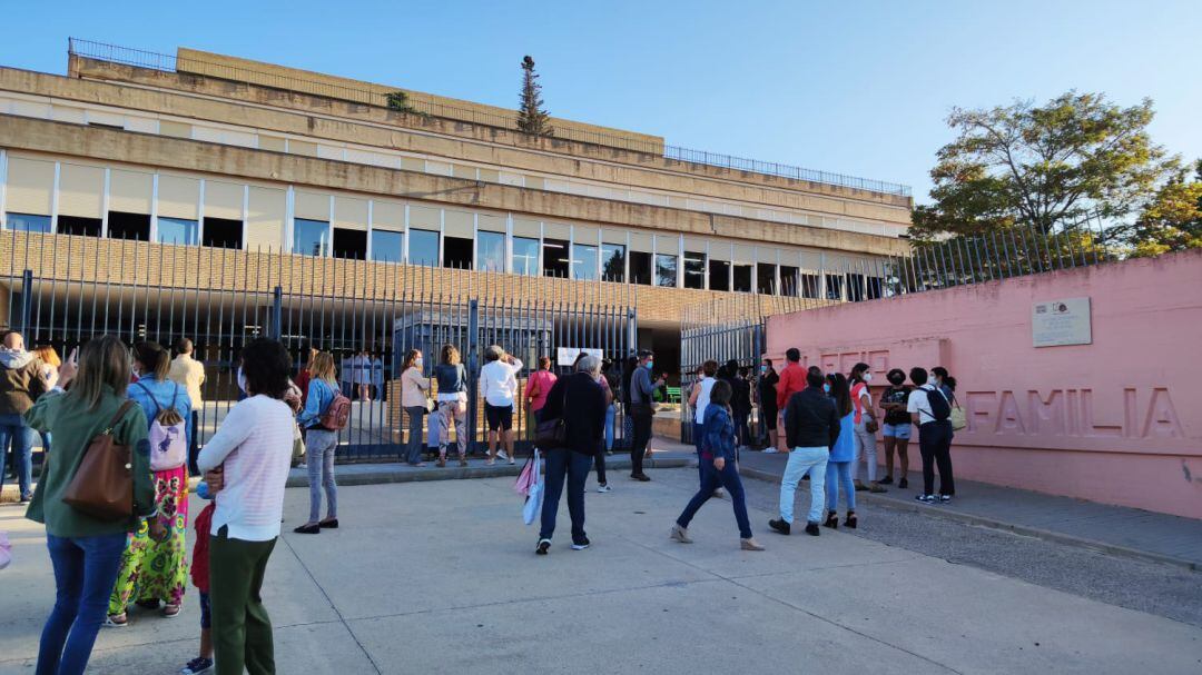 Padres en las puertas Colegio Sagrada Famllia de Cuenca en el primer día del curso