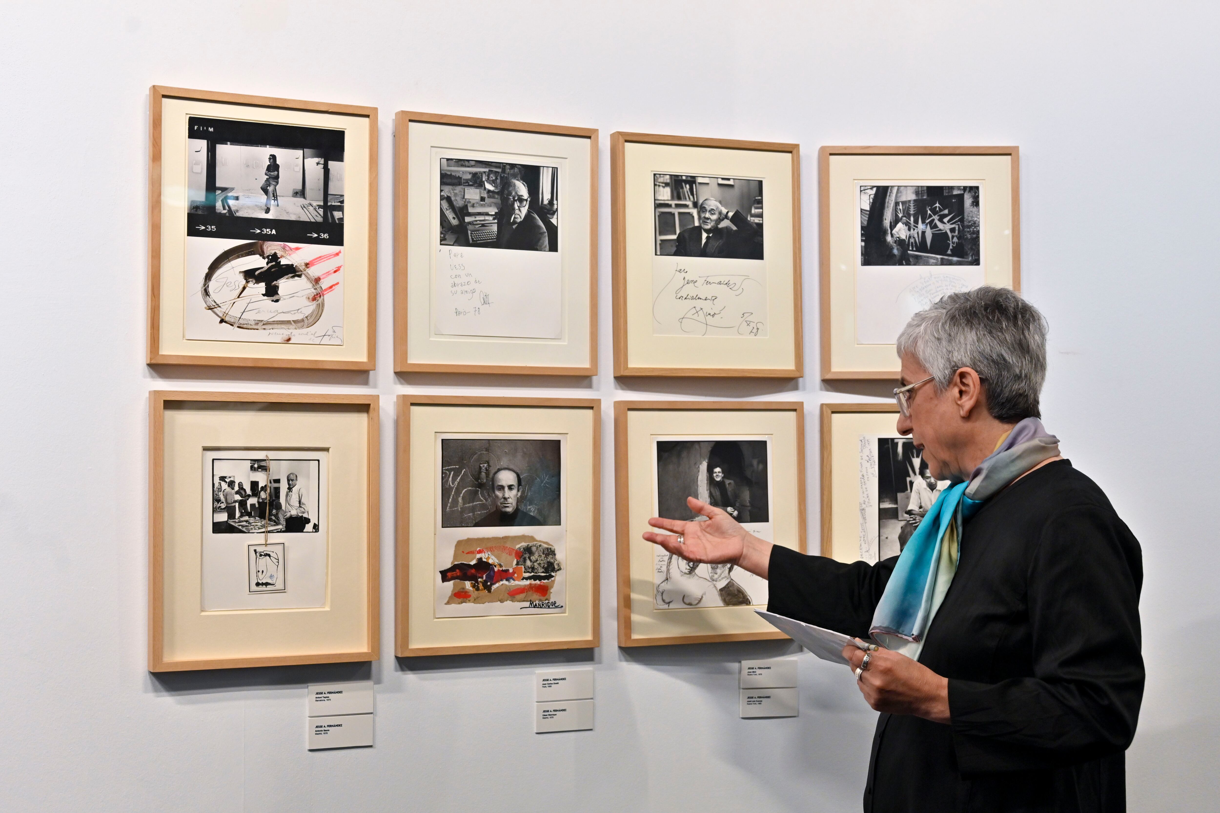 PALENCIA, 04/05/2025.- La coordinadora artística del Festival Internacional de Fotografía de Castilla y León (FIFCYL), María Millán, muestra alguna de las fotografías del V Festival Internacional de Fotografía de Castilla y León, que presenta 590 fotografías de 15 artistas internacionales en 13 espacios de Palencia. EFE/ Almudena Álvarez