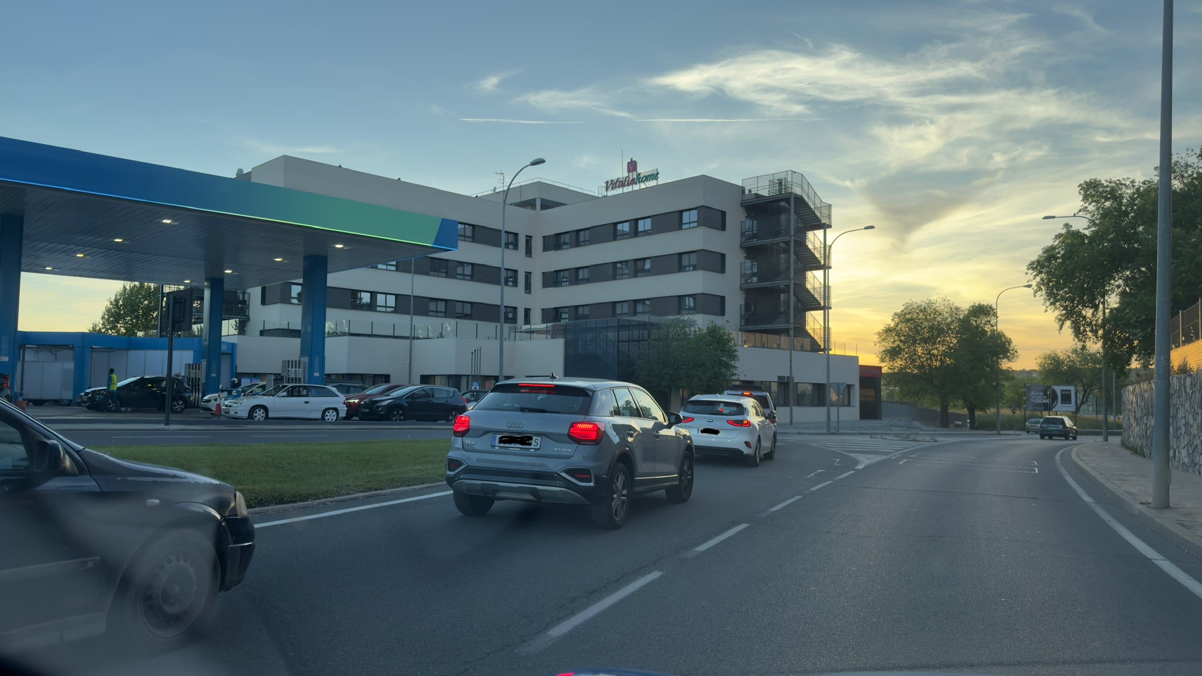 Las pocas gasolineras que han abierto han contado con filas durante este lunes