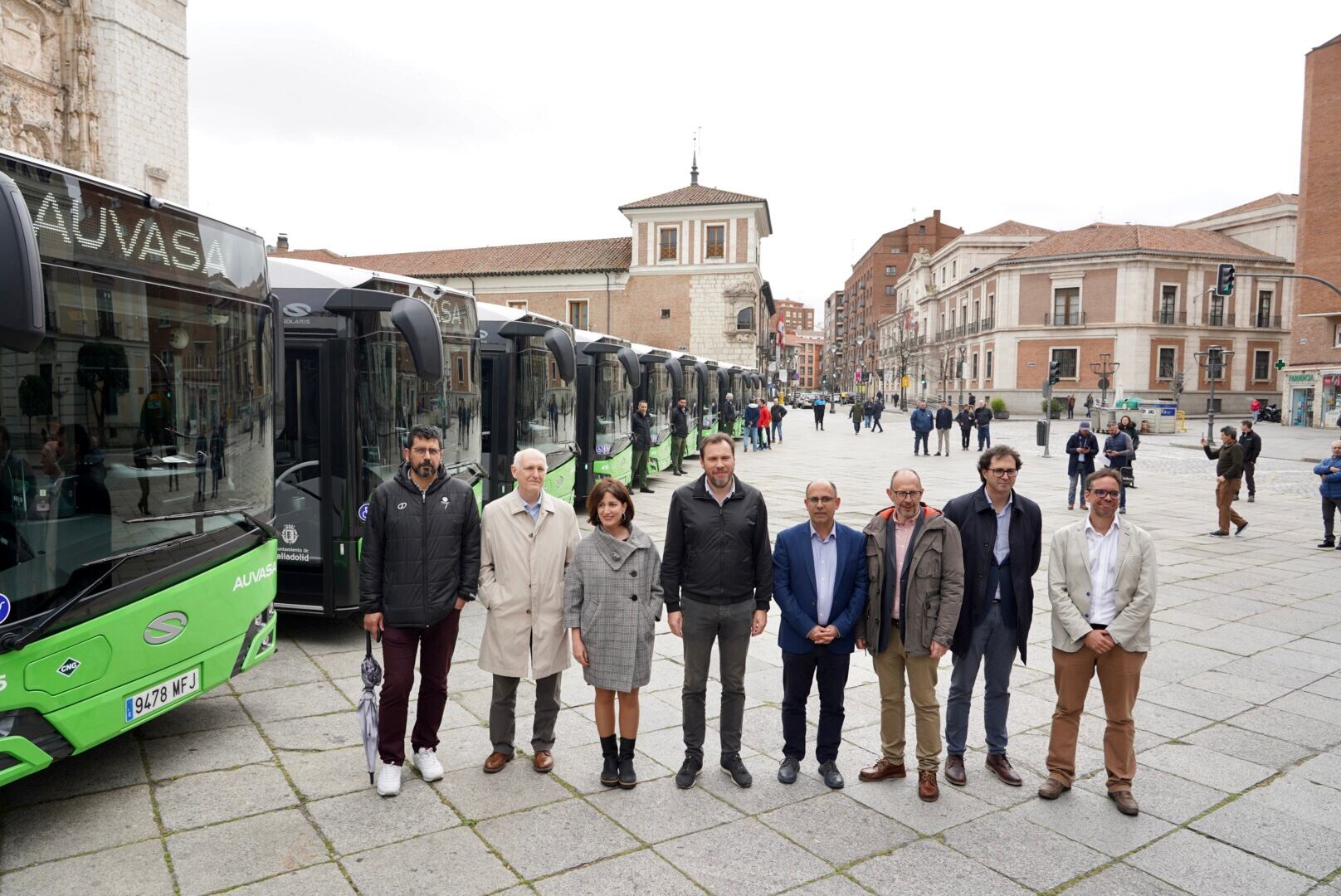 El alcalde de Valladolid, �scar Puente, presentar� 14 nuevos autobuses de Auvasa con el concejal de Movilidad y Espacio Urbano, Luis V�lez.