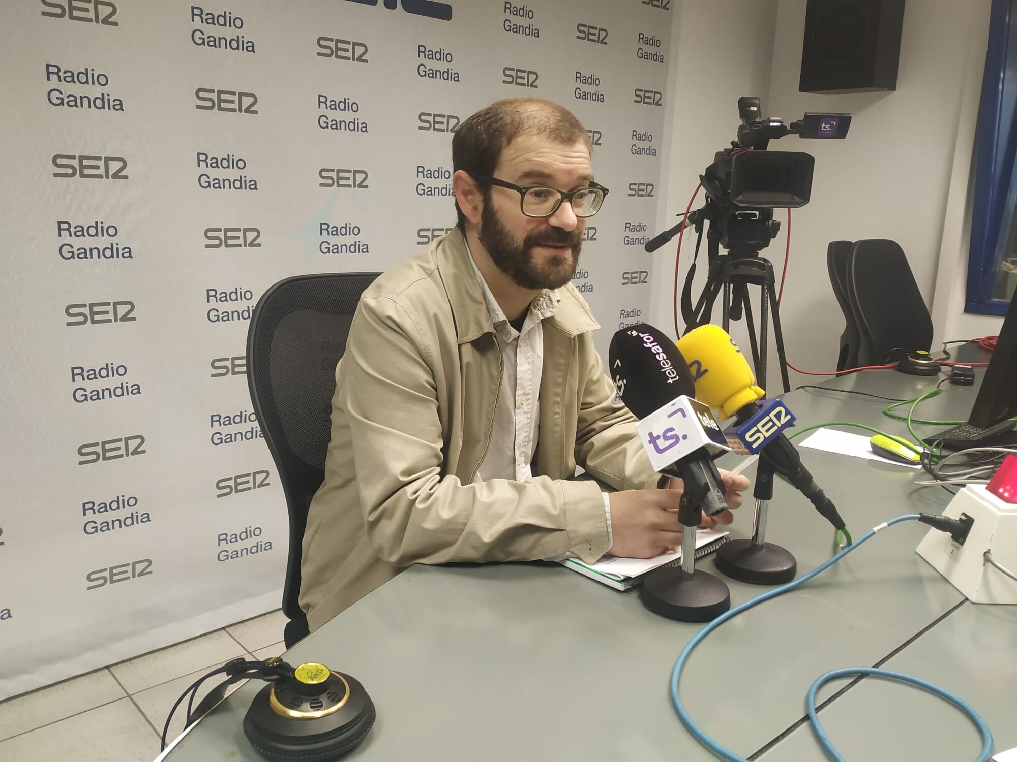 Jordi Puig en los estudios del Grupo Radio Gandia