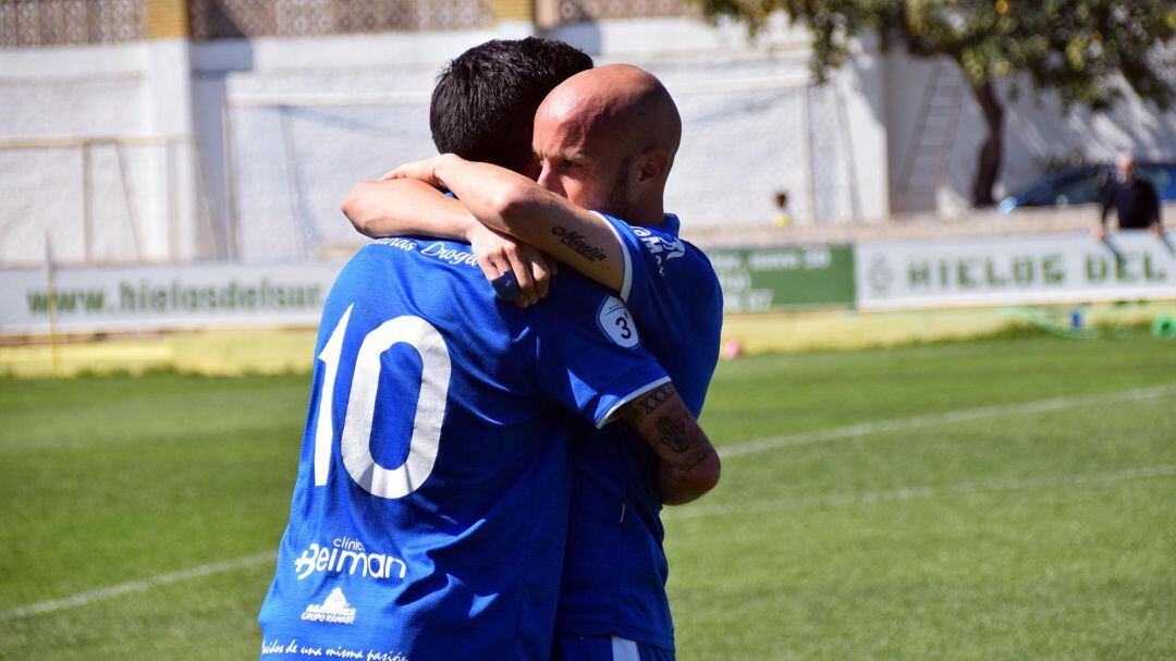 Casares abrazando a Bello tras marcar éste en Coria 