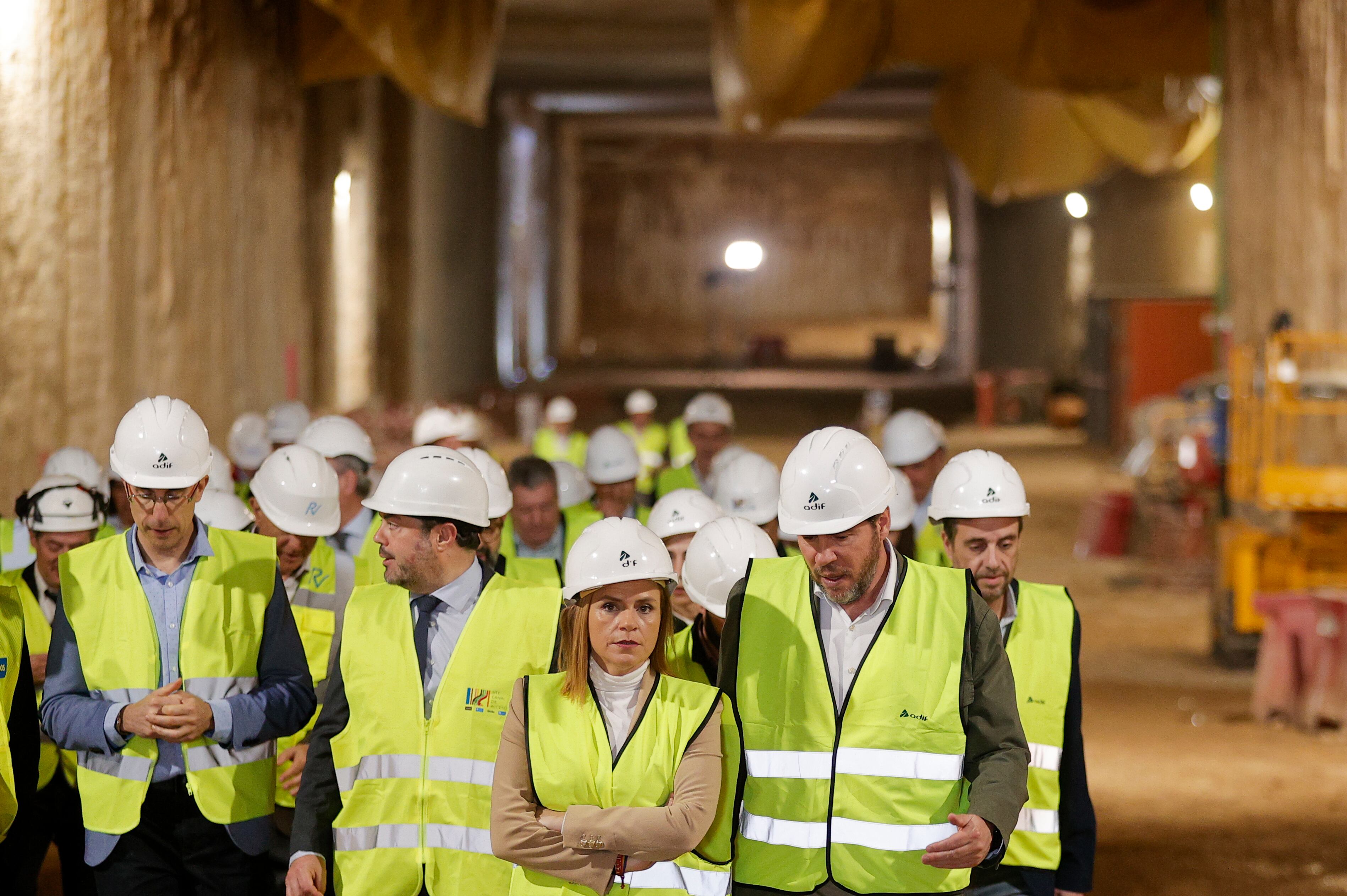 El ministro de Transportes y Movilidad Sostenible, Óscar Puente, y la delegada del Gobierno, Pilar Bernabé, durante su visita a las obras del Canal ferroviario de Acceso a València