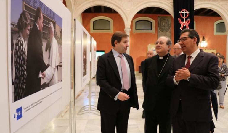 De izquierda a derecha, Juan de Lara, director de la Agencia EFE en Andalucía; el arzobispo de Sevilla, Juan José Asenjo; y el presidente de la Fundación Cajasol, Antonio Pulido.