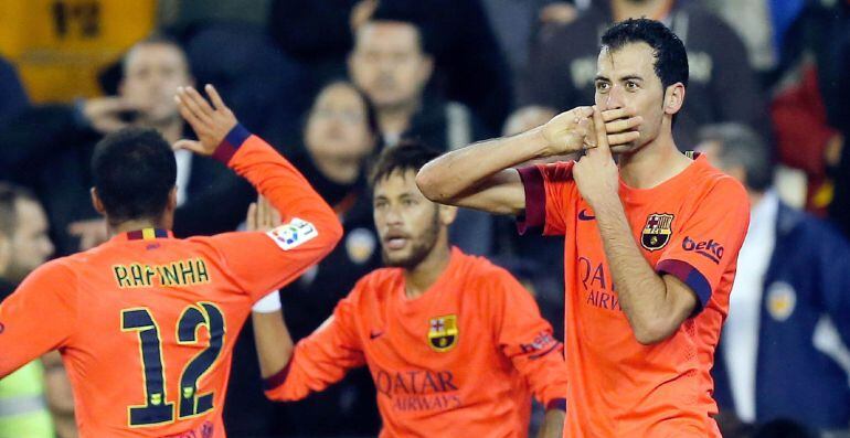 El centrocampista del FC Barcelona Busquets celebra tras marcar ante el Valencia