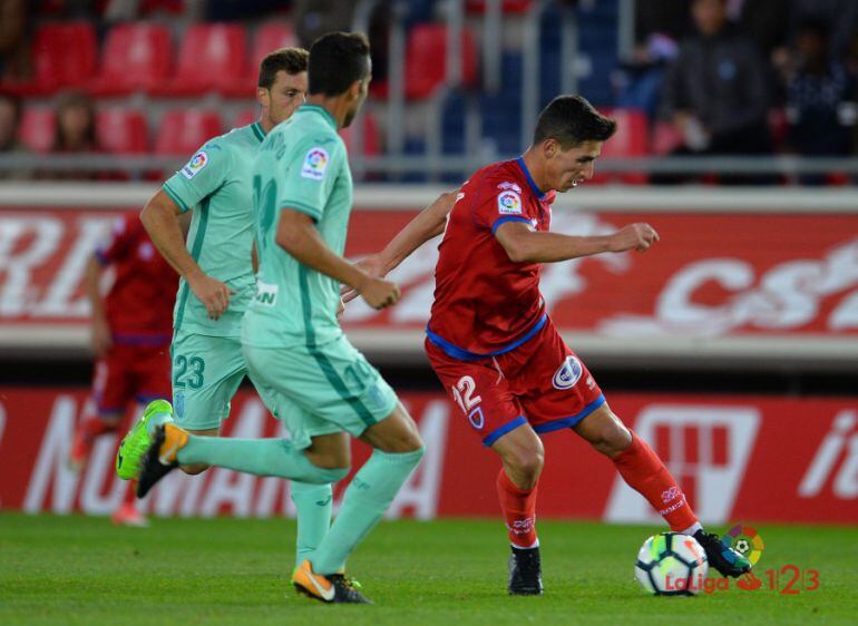 Pere Milla, ante Montoro, en el partido de ida ante el Granada en Soria.